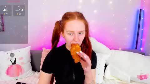 Snapshot of evarey_ chatting on February 2026 06:25:02 AM Adelina online show from February 2026 06:25:02 AM