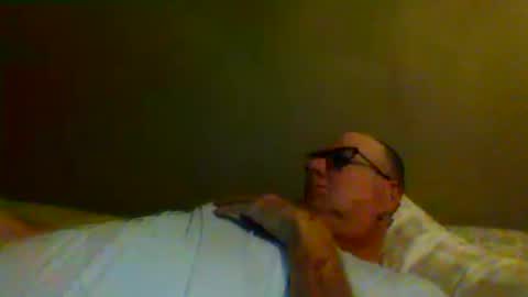 Snapshot of eve1luvsray chatting on April 2026 10:51:02 PM eve1luvsray online show from April 2026 10:51:02 PM