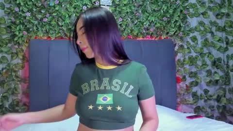 Snapshot of evelin_33 chatting on October 2025 09:23:01 PM E V E L I N online show from October 2025 09:23:01 PM