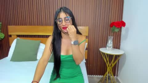 Snapshot of evelin_leroy chatting on December 2024 02:22:02 PM BELLA online show from December 2024 02:22:02 PM