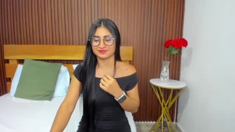 Snapshot of evelin_leroy chatting on December 2024 03:26:01 PM BELLA online show from December 2024 03:26:01 PM