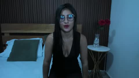 Snapshot of evelin_leroy chatting on January 2025 12:20:01 PM BELLA online show from January 2025 12:20:01 PM