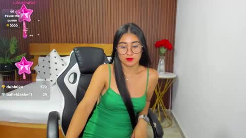 Snapshot of evelin_leroy chatting on January 2025 03:07:02 PM BELLA online show from January 2025 03:07:02 PM