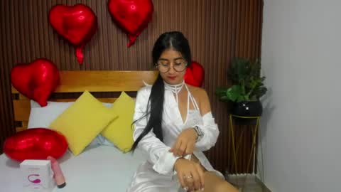 Snapshot of evelin_leroy chatting on February 2025 03:05:01 PM BELLA online show from February 2025 03:05:01 PM