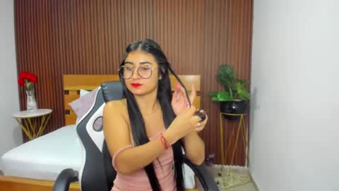 Snapshot of evelin_leroy chatting on March 2025 12:20:01 PM BELLA online show from March 2025 12:20:01 PM