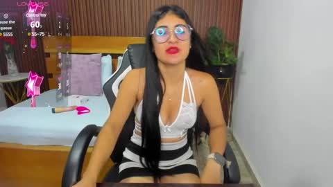 Snapshot of evelin_leroy chatting on March 2025 12:04:02 PM BELLA online show from March 2025 12:04:02 PM