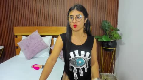 Snapshot of evelin_leroy chatting on March 2025 03:07:02 PM BELLA online show from March 2025 03:07:02 PM