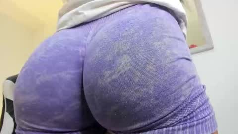 Snapshot of evelin_leroy chatting on October 2025 12:01:02 PM BELLA online show from October 2025 12:01:02 PM