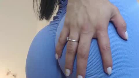 Snapshot of evelin_leroy chatting on October 2025 12:02:02 PM BELLA online show from October 2025 12:02:02 PM