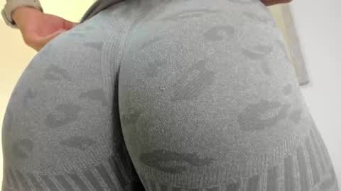 Snapshot of evelin_leroy chatting on November 2025 12:05:02 PM BELLA online show from November 2025 12:05:02 PM