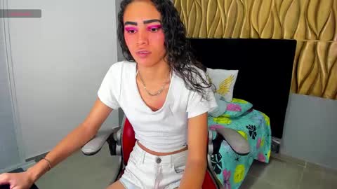 Snapshot of evelin_shy chatting on November 2025 04:32:02 AM Evelin online show from November 2025 04:32:02 AM