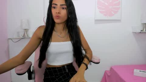 Snapshot of evelin_shy chatting on April 2026 01:03:01 AM Evelin online show from April 2026 01:03:01 AM