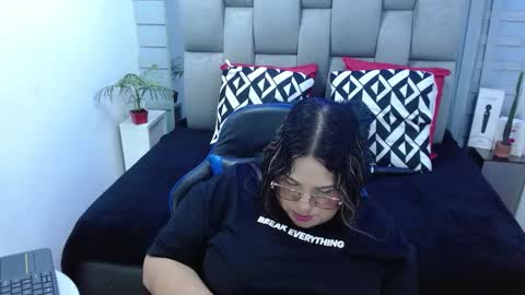 evelin zaens online show from March 2026 05:01:02 AM