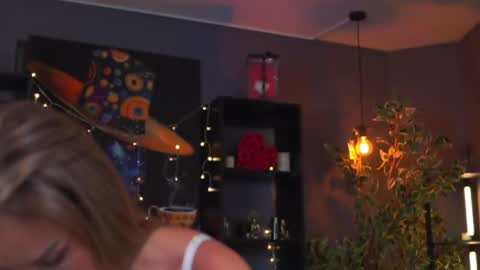 Evelyn online show from April 2026 06:16:02 PM