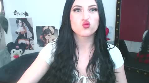 Snapshot of evelyn_sheeran chatting on December 2025 05:34:01 AM Julieta online show from December 2025 05:34:01 AM