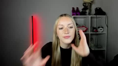 Snapshot of evelynblond chatting on June 2026 12:41:02 PM evelynblond online show from June 2026 12:41:02 PM