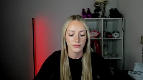 Snapshot of evelynblond chatting on June 2026 01:52:01 PM evelynblond online show from June 2026 01:52:01 PM