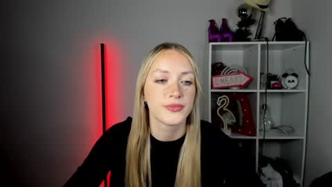 Snapshot of evelynblond chatting on June 2026 10:20:01 AM evelynblond online show from June 2026 10:20:01 AM