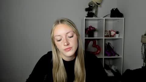 Snapshot of evelynblond chatting on July 2026 12:33:02 PM evelynblond online show from July 2026 12:33:02 PM