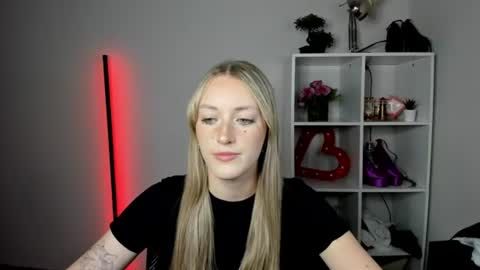 Snapshot of evelynblond chatting on July 2026 12:29:01 PM evelynblond online show from July 2026 12:29:01 PM