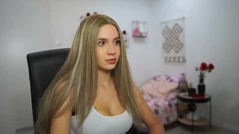 evelyncage_ online show from October 2025 05:34:01 PM