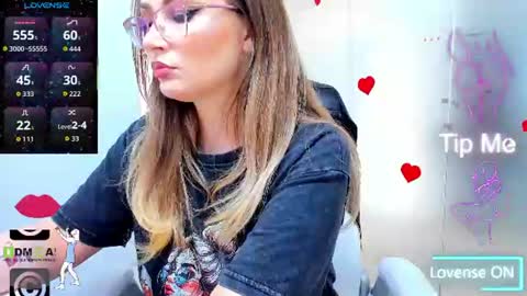 Snapshot of evelyne_rose chatting on June 2026 05:05:01 AM evelyne_rose online show from June 2026 05:05:01 AM