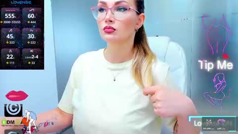 Snapshot of evelyne_rose chatting on June 2026 04:52:02 AM evelyne_rose online show from June 2026 04:52:02 AM