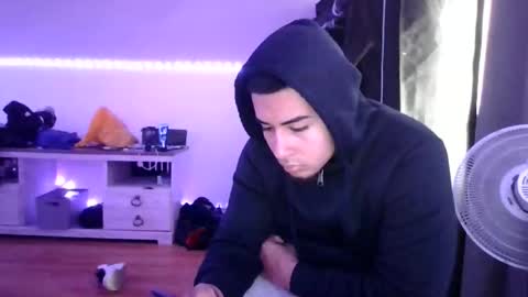 ezzteban935 online show from April 2026 06:01:02 PM