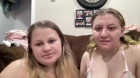 Snapshot of fall_flowers96 chatting on February 2026 03:32:02 AM fall_flowers96 online show from February 2026 03:32:02 AM