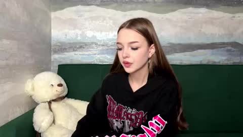 Anna Scovich online show from November 2025 12:38:02 PM