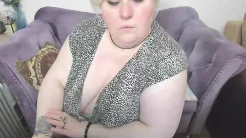 Snapshot of fashiona chatting on April 2026 02:27:02 AM fashiona online show from April 2026 02:27:02 AM