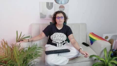 Feelena online show from October 2025 05:58:02 PM