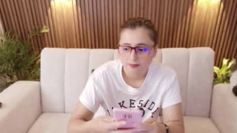 Feelena online show from November 2025 06:30:01 PM