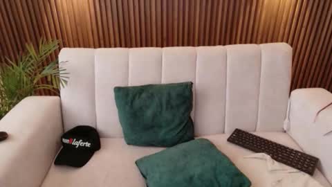 Feelena online show from November 2025 06:07:01 PM