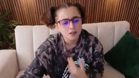 Feelena online show from November 2025 06:01:01 PM