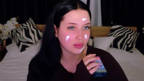 Felicia Herceg online show from November 2025 06:08:01 PM