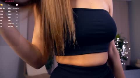 Snapshot of felissiany chatting on March 2025 04:17:02 AM Hello im Nova online show from March 2025 04:17:02 AM