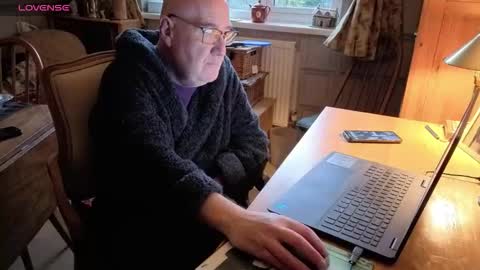 Adam online show from November 2025 07:31:01 AM