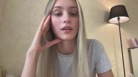 Snapshot of fflloowweerr chatting on October 2025 08:23:01 AM Lisa online show from October 2025 08:23:01 AM