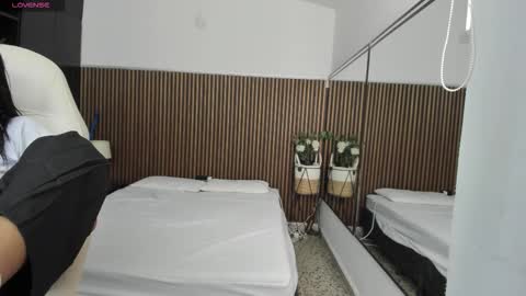 Freyja  online show from October 2025 04:30:02 PM