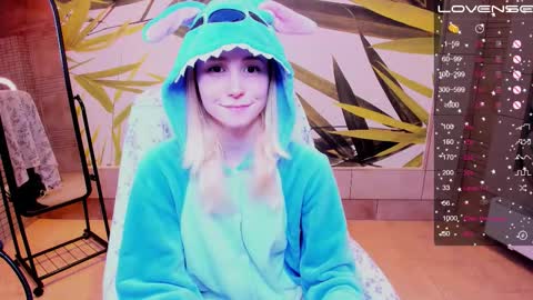 Snapshot of fleximona chatting on October 2025 09:37:01 AM FlexiMona online show from October 2025 09:37:01 AM