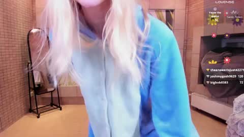 Snapshot of fleximona chatting on April 2026 07:07:02 PM FlexiMona online show from April 2026 07:07:02 PM