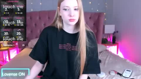 Snapshot of fluffy_ice chatting on October 2025 04:03:02 PM Mia online show from October 2025 04:03:02 PM