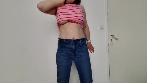 Snapshot of flymybutterfly chatting on May 2026 12:33:01 PM flymybutterfly online show from May 2026 12:33:01 PM