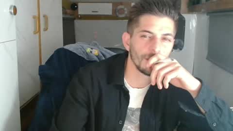 independent model online show from November 2025 05:00:01 PM