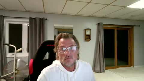 Snapshot of foodforcatfists chatting on April 2026 04:54:02 AM foodforcatfists online show from April 2026 04:54:02 AM