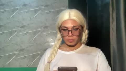 Snapshot of foxli_xx chatting on June 2026 11:33:01 AM KITTY online show from June 2026 11:33:01 AM