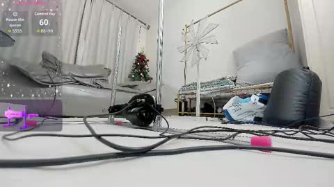 yiyi online show from December 2025 12:01:01 PM