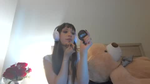 Snapshot of fragilemasochist chatting on April 2026 05:39:01 PM Angel online show from April 2026 05:39:01 PM