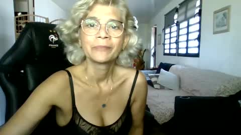 francelune online show from January 2025 12:01:02 PM